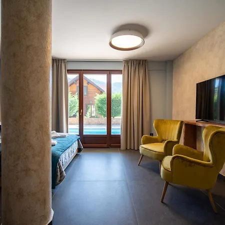 Lägenhetshotell Evritos & With Pool 4*