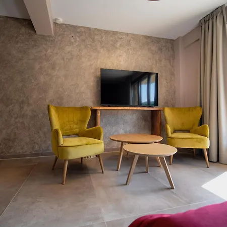 Lägenhetshotell Evritos & With Pool