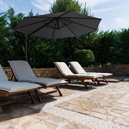 Lägenhetshotell Evritos & With Pool