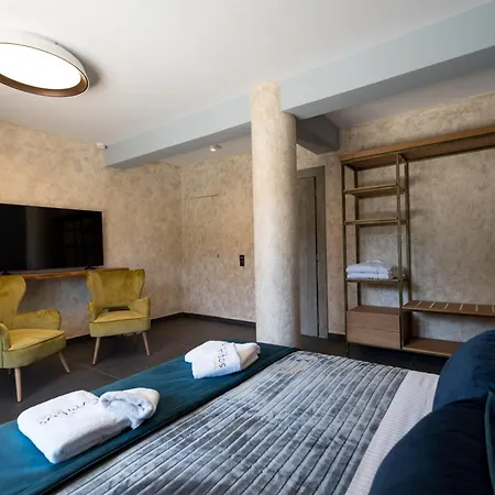 Evritos & With Pool Lägenhetshotell Karpenísion