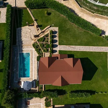 Lägenhetshotell Evritos & With Pool Karpenísion